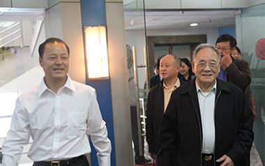 原國家機械工業(yè)部部長何光遠及內燃機專家親臨天厚公司參觀指導